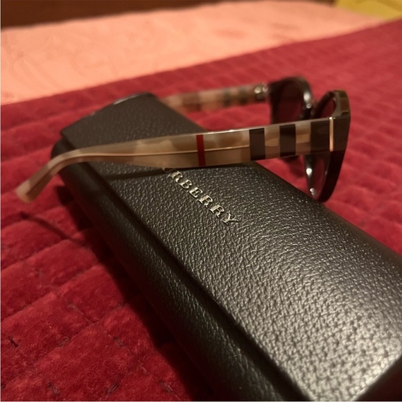 Burberry Sunglasses plaid with case - Picture 5 of 12